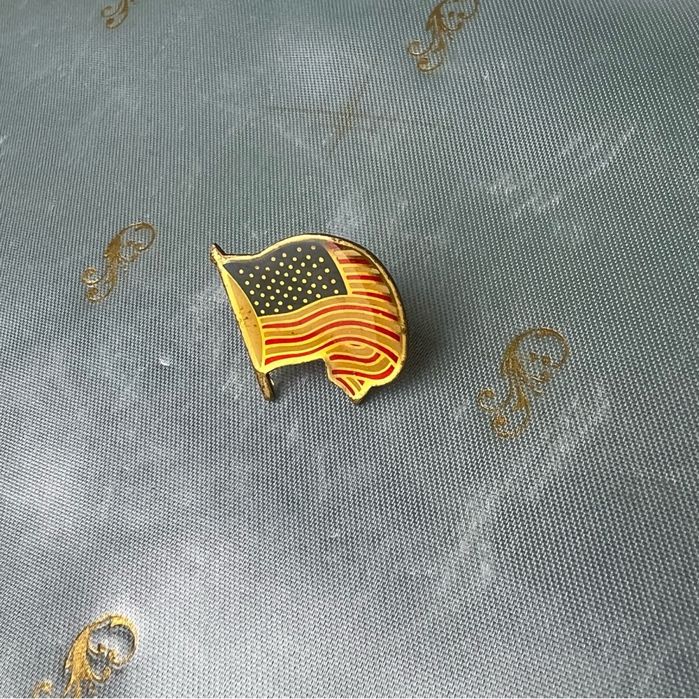 Vintage 1970’s American Flag Gold Pin